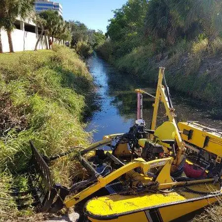 Narrow waterway weed removal